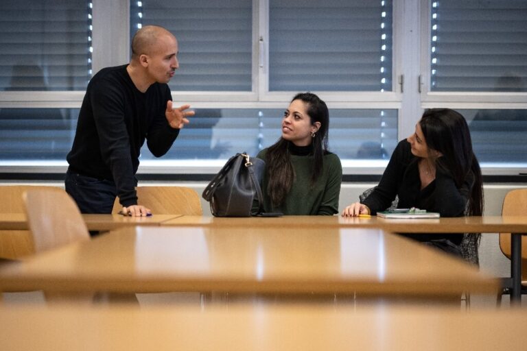 Des enseignants suisses s'attaquent à ChatGPT

