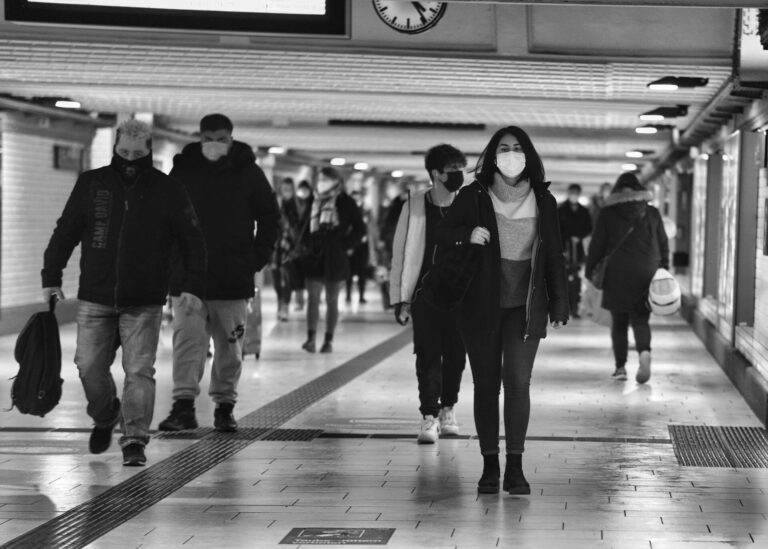 Détection visuelle assistée par apprentissage profond pour détecter la surpopulation dans les villes infectées par le COVID-19
