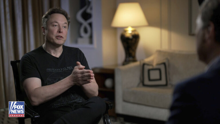 Elon Musk dit qu'il créera "TruthGPT" pour contrer le "biais" de l'IA
