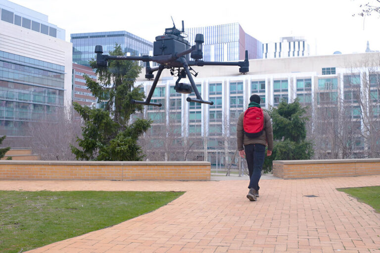 Les drones naviguent dans des environnements invisibles avec des réseaux de neurones liquides
