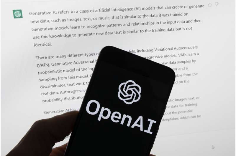 Le logo OpenAI est visible sur un téléphone portable devant un écran d'ordinateur affichant la sortie de ChatGPT, le 21 mars 2023, à Boston. Les législateurs européens se sont précipités pour ajouter un langage sur les systèmes généraux d'intelligence artificielle comme ChatGPT alors qu'ils mettaient la touche finale aux premières règles d'IA du monde occidental. Crédit : AP Photo/Michael Dwyer, Fichier Comment l'Europe construit des barrières d'intelligence artificielle