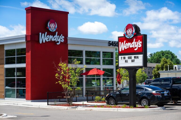 Wendy's se tourne vers des chatbots alimentés par l'IA pour les commandes au volant
