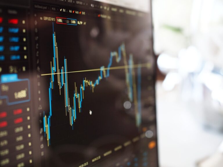 Les avantages et les inconvénients de l'utilisation de l'intelligence artificielle pour négocier des actions et d'autres instruments financiers
