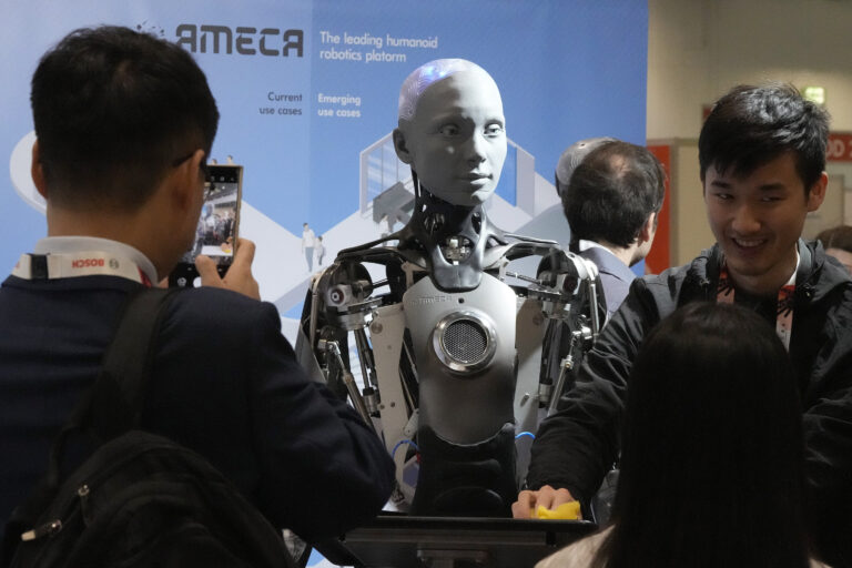  Quoi de neuf chez les robots ?  Une machine humanoïde alimentée par l'IA qui écrit des poèmes
