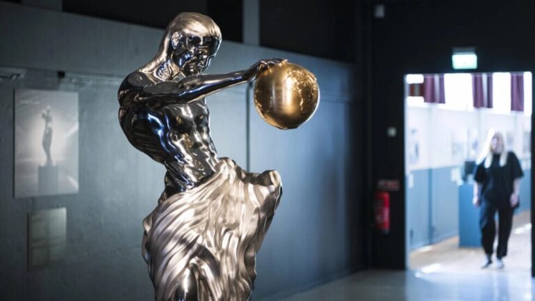 Une statue d'IA conçue par Michel-Ange exposée en Suède
