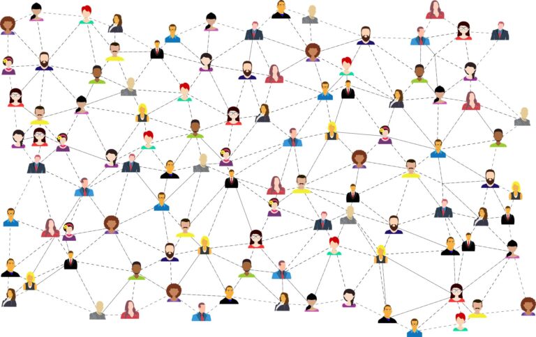 Détecter les déviants à la norme dans les réseaux sociaux
