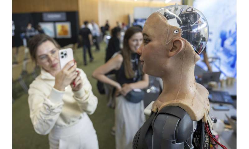 L'agence technique de l'ONU déploie des robots d'apparence humaine pour répondre aux questions lors d'une conférence de presse à Genève