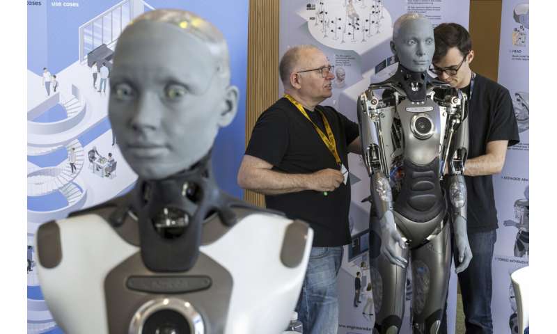 L'agence technique de l'ONU déploie des robots d'apparence humaine pour répondre aux questions lors d'une conférence de presse à Genève