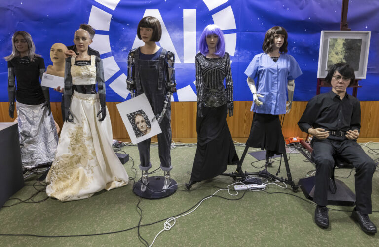 L'agence technique de l'ONU déploie des robots d'apparence humaine pour répondre aux questions lors d'une conférence de presse à Genève
