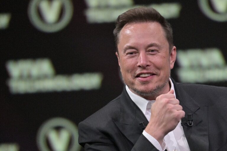 Musk lance xAI pour rivaliser avec OpenAI et Google
