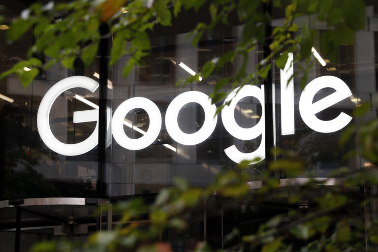 Google dit qu'il développe des outils pour aider les journalistes à créer des titres, des histoires

