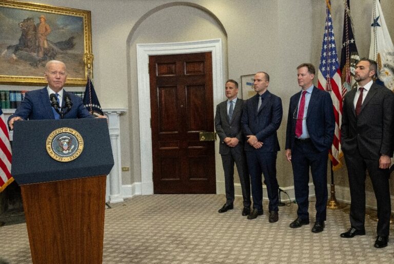 Biden sécurise les promesses de sécurité technologique face aux risques "énormes" liés à l'IA
