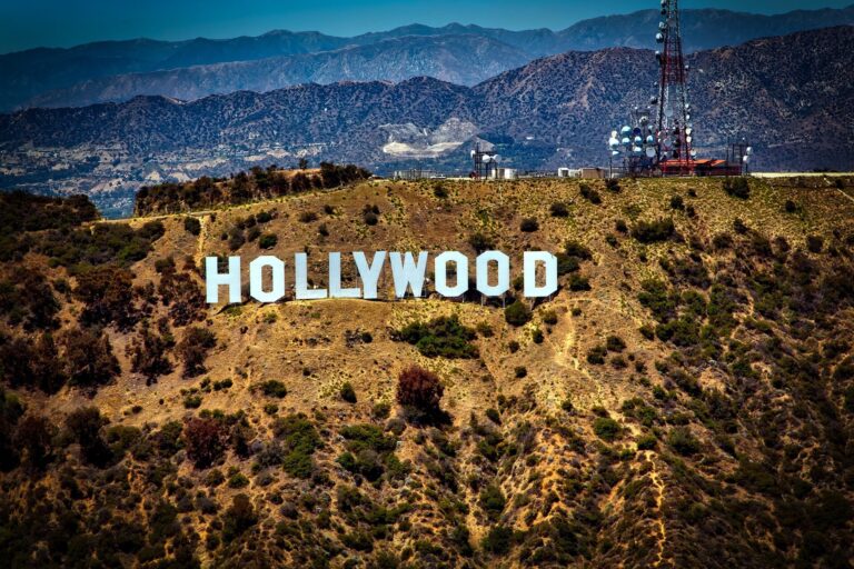 Les acteurs exigent qu'Hollywood rattrape les changements technologiques dans une suite à une grève de 1960
