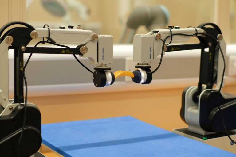 Un nouveau robot à deux bras réalise des tâches bimanuelles en apprenant de la simulation

