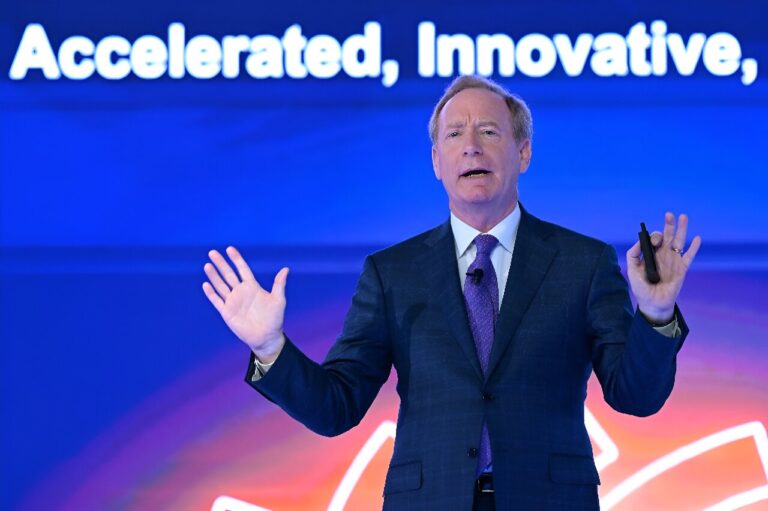 L'IA risque de répéter les erreurs de l'ère des médias sociaux, selon le président de Microsoft
