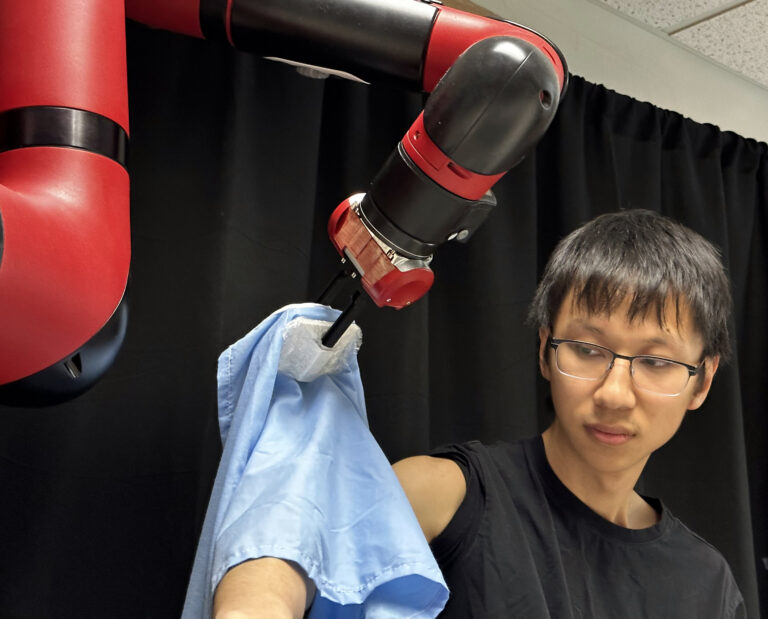 Le système d'habillage assisté par robot s'adapte à différentes poses, types de corps et vêtements

