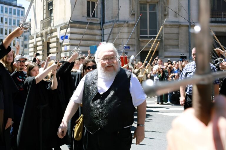L'auteur de "Game of Thrones" et d'autres auteurs poursuivent le créateur de ChatGPT pour droits d'auteur
