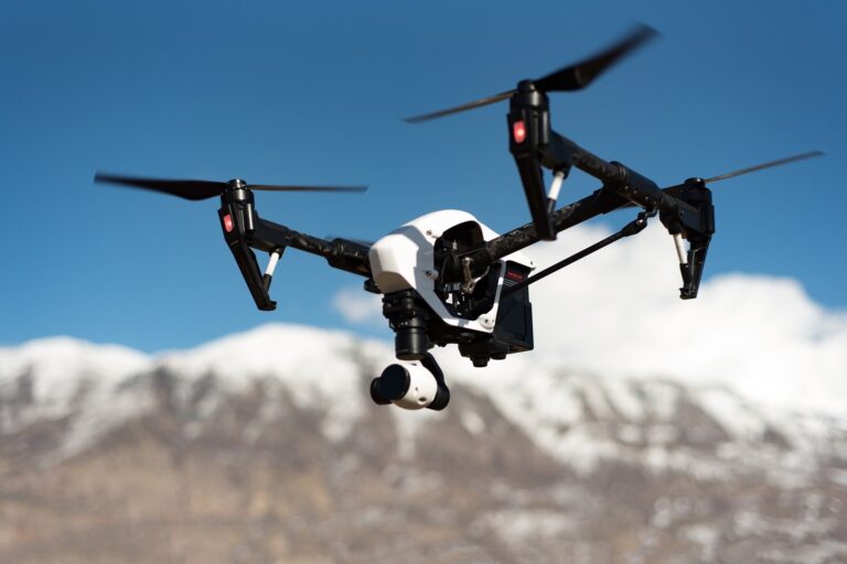 Alors que le trafic de drones augmente, les chercheurs se tournent vers l’IA pour éviter les collisions

