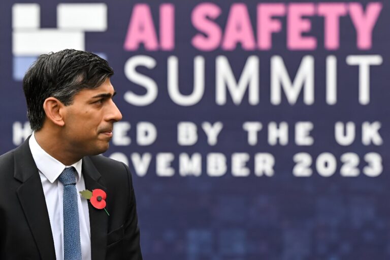 Les dirigeants politiques et technologiques abordent la sécurité de l’IA lors du sommet inaugural
