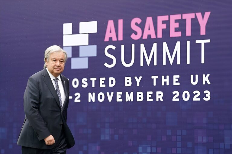 Le chef de l'ONU appelle à une réponse « unie » aux menaces de l'IA
