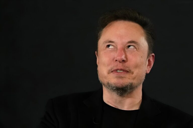 Musk taquine le chatbot IA « Grok », avec un accès en temps réel à X
