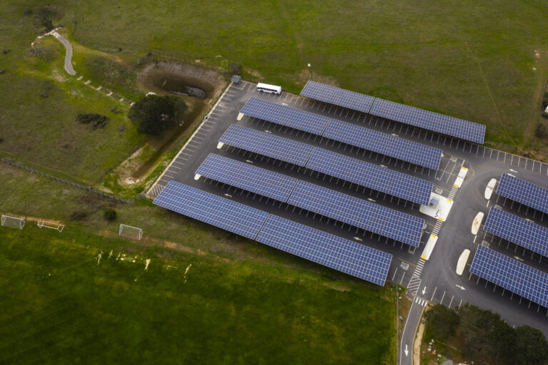 Une approche des micro-réseaux basée sur l'IA qui peut restaurer l'électricité de manière plus efficace et plus fiable en cas de panne

