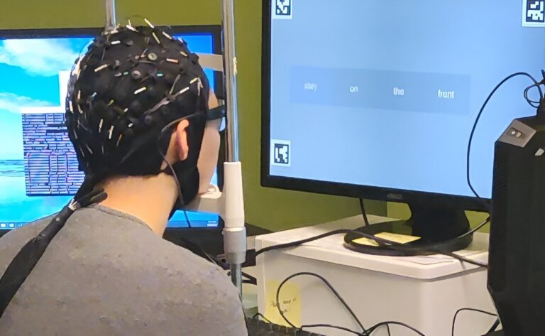 L'IA portable, non invasive et lisant les pensées transforme les pensées en texte
