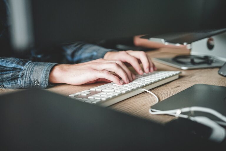 Une étude sur l'IA crée des logiciels plus rapides et plus fiables
