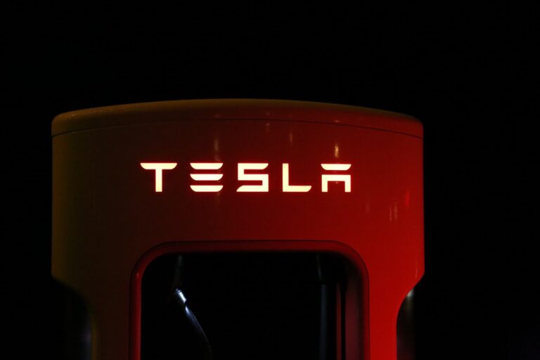 Le rappel de 2 millions de véhicules par Tesla nous rappelle jusqu'où l'IA des voitures sans conducteur doit encore aller
