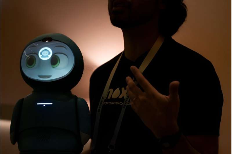 Le robot Moxie d'Emboded est vu lors d'une démonstration au Consumer Electronics Show (CES) à Las Vegas