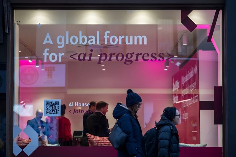 À Davos, l’enthousiasme pour l’IA persiste mais les craintes quant à la gestion des risques
