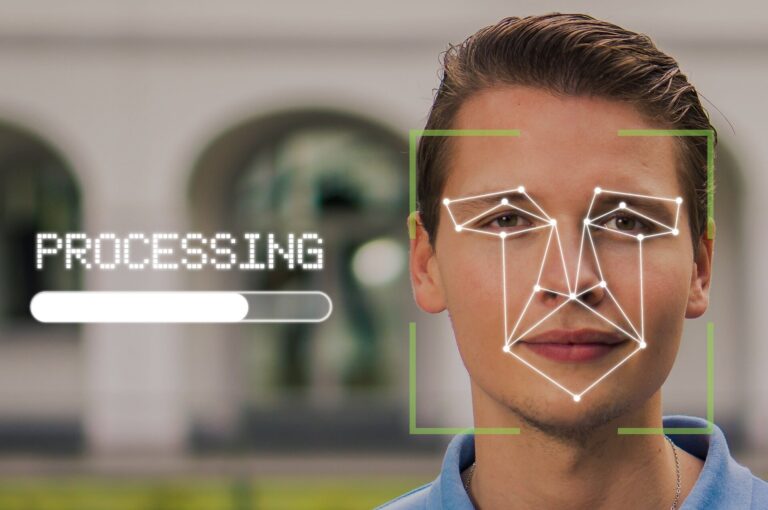 La technologie de reconnaissance faciale suit une longue histoire analogique de surveillance et de contrôle basée sur des caractéristiques physiques
