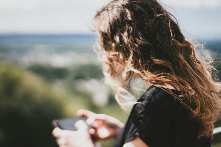  Les adolescents sur les réseaux sociaux ont besoin à la fois de protection et de confidentialité.  L’IA pourrait aider à trouver le bon équilibre
