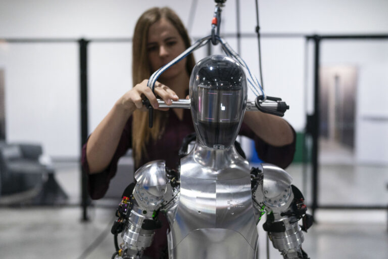 Le fabricant de robots humanoïdes Figure s'associe à OpenAI et bénéficie du soutien de Jeff Bezos et des géants de la technologie
