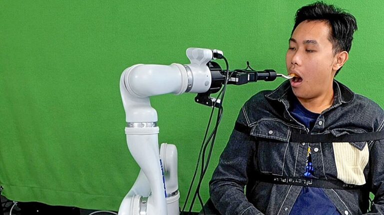 Un système robotique nourrit les personnes à mobilité réduite
