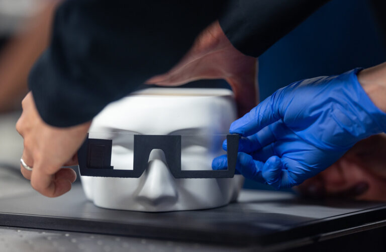 L'IA et l'holographie apportent la réalité augmentée 3D aux lunettes ordinaires
