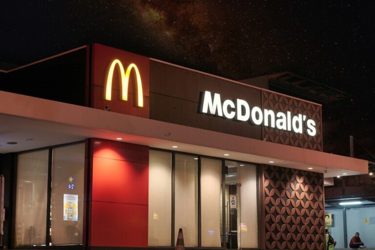  L’IA n’est pas encore prête à comprendre nos commandes alimentaires.  Un géant comme McDonald's vient de le prouver
