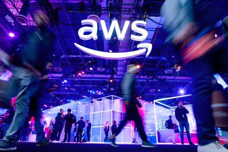 Le géant du cloud Amazon AWS veut que le secteur public adopte l'IA
