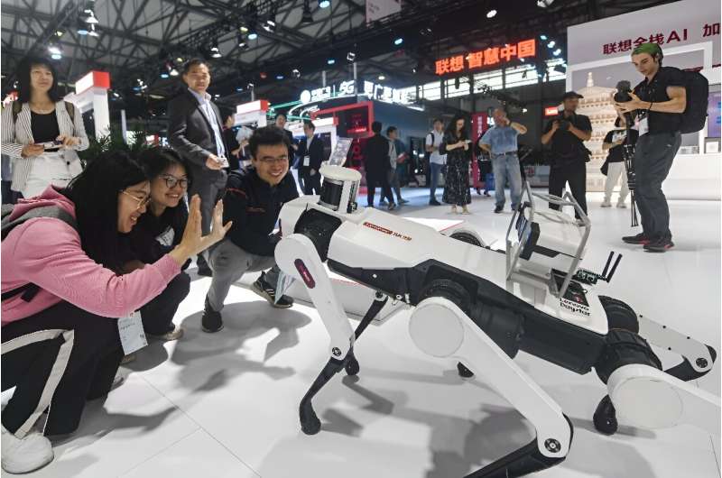 Un robot Lenovo figurait parmi les produits exposés au Mobile World Congress (MWC) à Shanghai