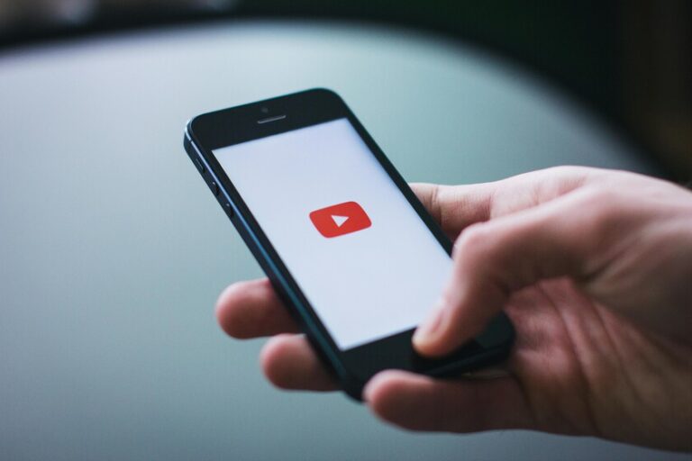  YouTube considère comme une violation de la vie privée le fait que quelqu'un utilise une IA pour se faire passer pour nous.  Et nous pouvons le signaler
