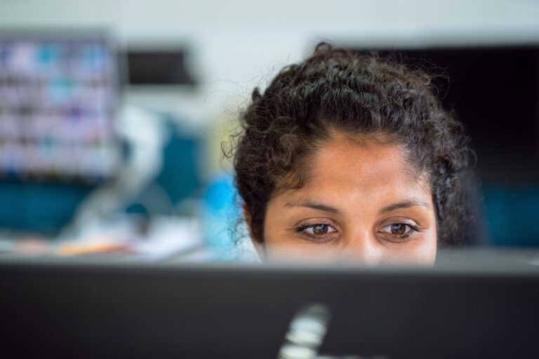 Les femmes s’intéressent moins à l’IA que les hommes, mais son utilisation les aiderait à progresser au travail
