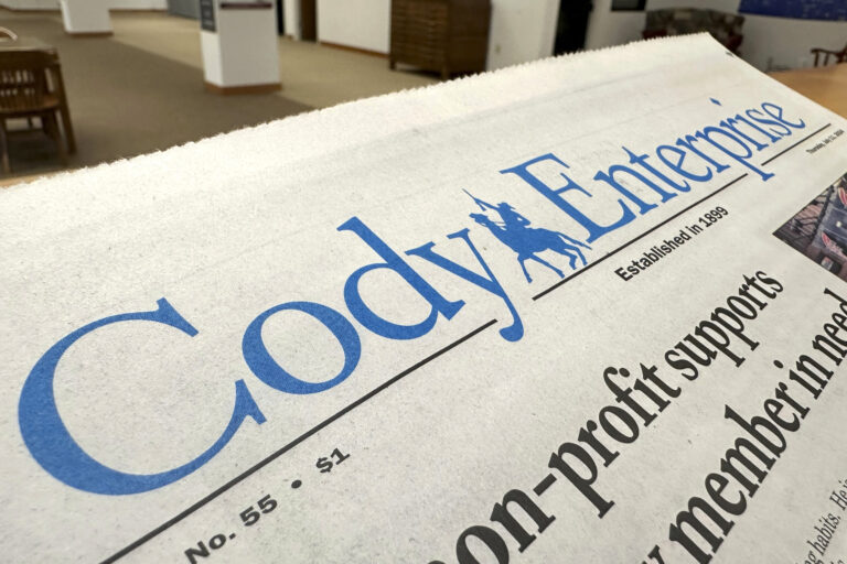 Un journaliste du Wyoming surpris en train d'utiliser l'intelligence artificielle pour créer de fausses citations et histoires

