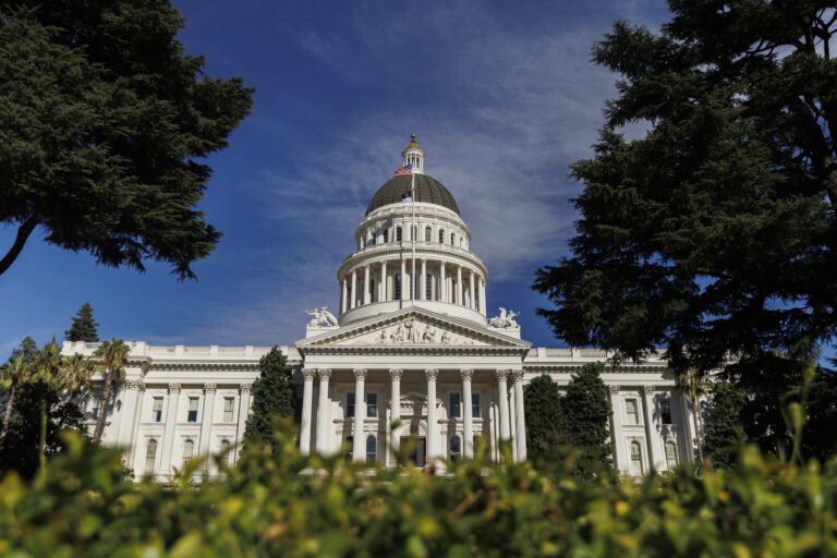 La Californie annonce un nouvel accord avec la technologie pour financer le journalisme et la recherche sur l'IA
