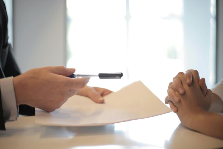 Les prêts par l'IA pourraient rendre les accords financiers encore plus injustes pour les femmes : voici comment éviter cela
