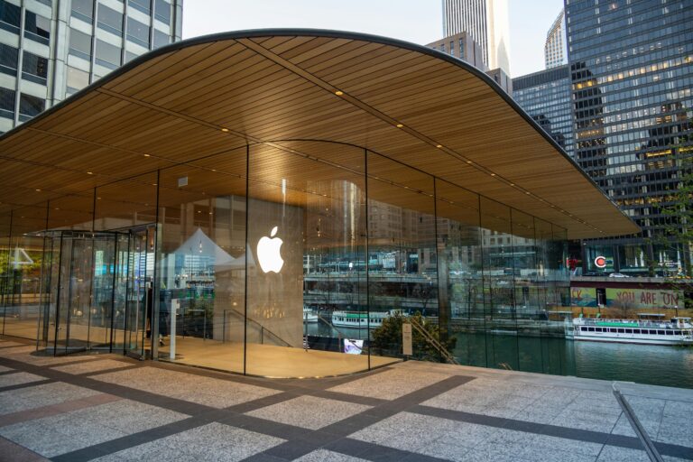 Le lancement de l'iPhone 16 d'Apple montre que l'IA bouleverse le marché principal du géant de la technologie
