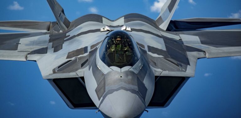 Les puissances mondiales se demandent comment utiliser l'intelligence artificielle militaire de manière « responsable ». À quoi cela ressemblerait-il ?
