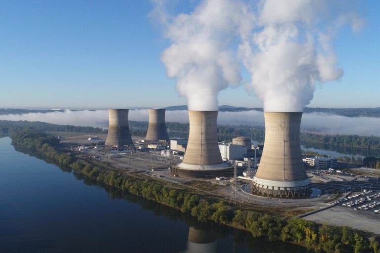 Microsoft va rouvrir une centrale nucléaire fermée depuis 2019. Il en a besoin pour son intelligence artificielle
