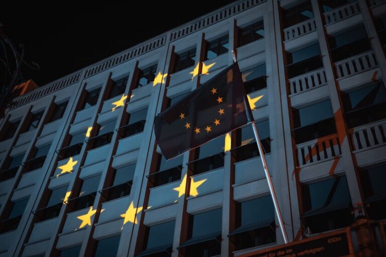 La loi européenne sur l’IA vient d’être acceptée par plus de 100 entreprises. Il y a deux grandes absences : Apple et Meta
