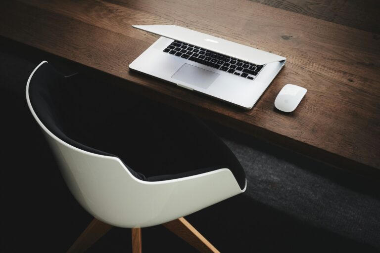 Les travailleurs recherchent une formation et des conseils sur l'intégration de l'IA dans leur travail, selon une enquête
