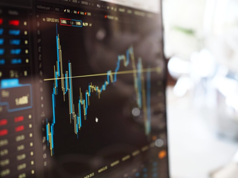 Les gens font-ils confiance à l’IA pour les décisions financières ? Nous avons découvert que cela dépend vraiment de qui ils sont
